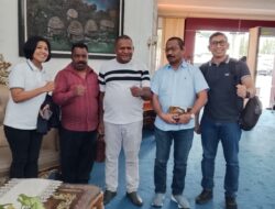 Tiba di Papua, Stafsus Menhan Dr. Lenis Kogoya Dijemput Langsung HYU di VIP Bandara Sentani
