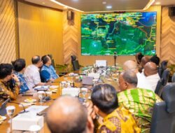 Dari Janji ke Aksi: Matius D. Fakhiri Bahas Proyek Kereta Api Papua Bersama PT Kereta Api Indonesia